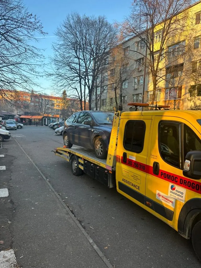 Autovehicul transportat pe platforma